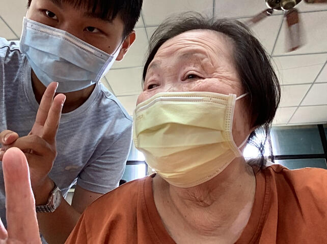 志工同學與奶奶合照